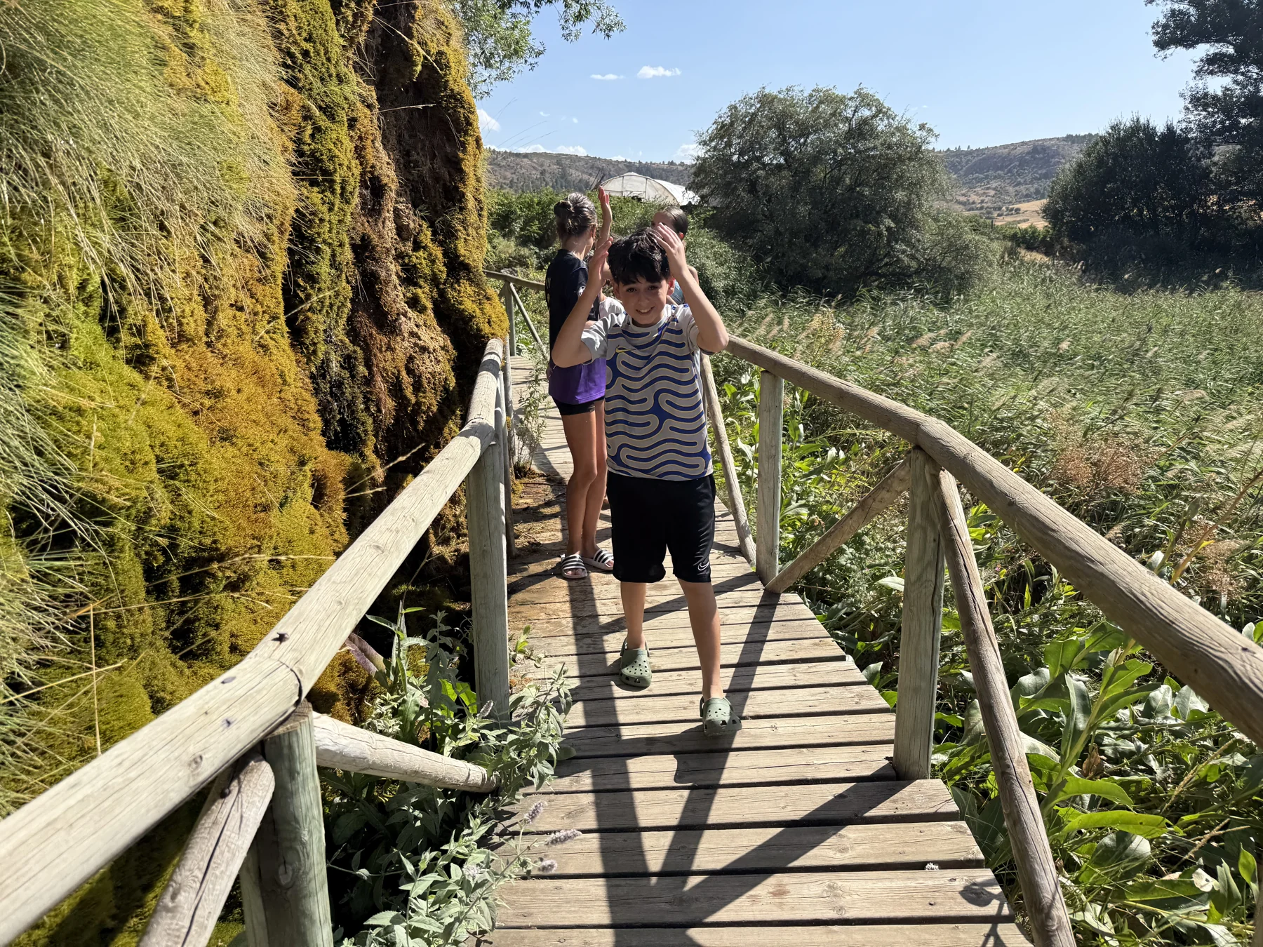 Paseo por una pasarela en la naturaleza