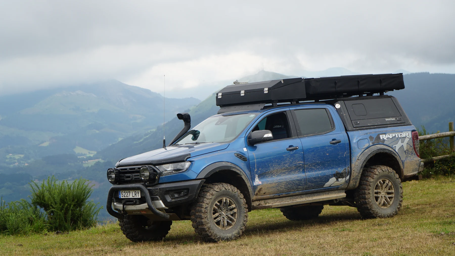 Nuestro Ford Ranger Raptor entre montañas en Transcantabria