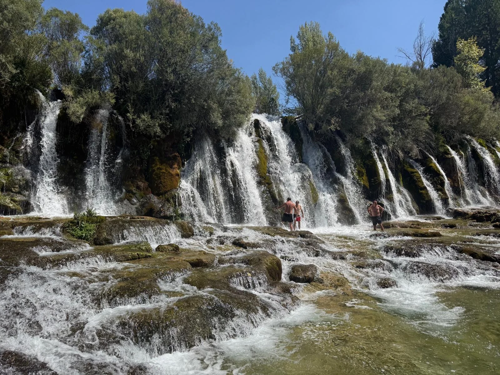 Cascadas y bosque en la Serranía de Cuenca