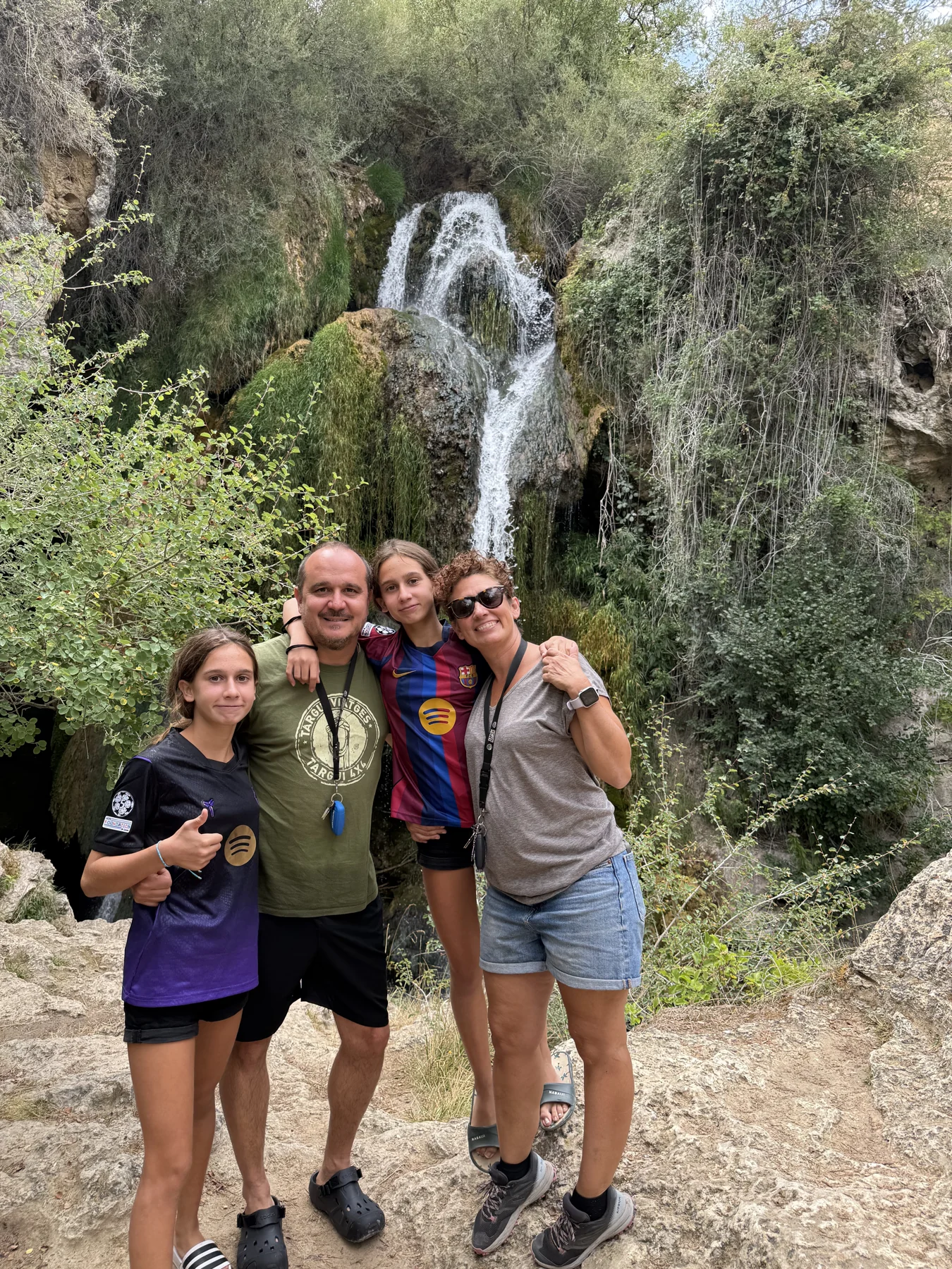 Jordi, Raquel, Laia y Emma juntos en una ruta por la naturaleza