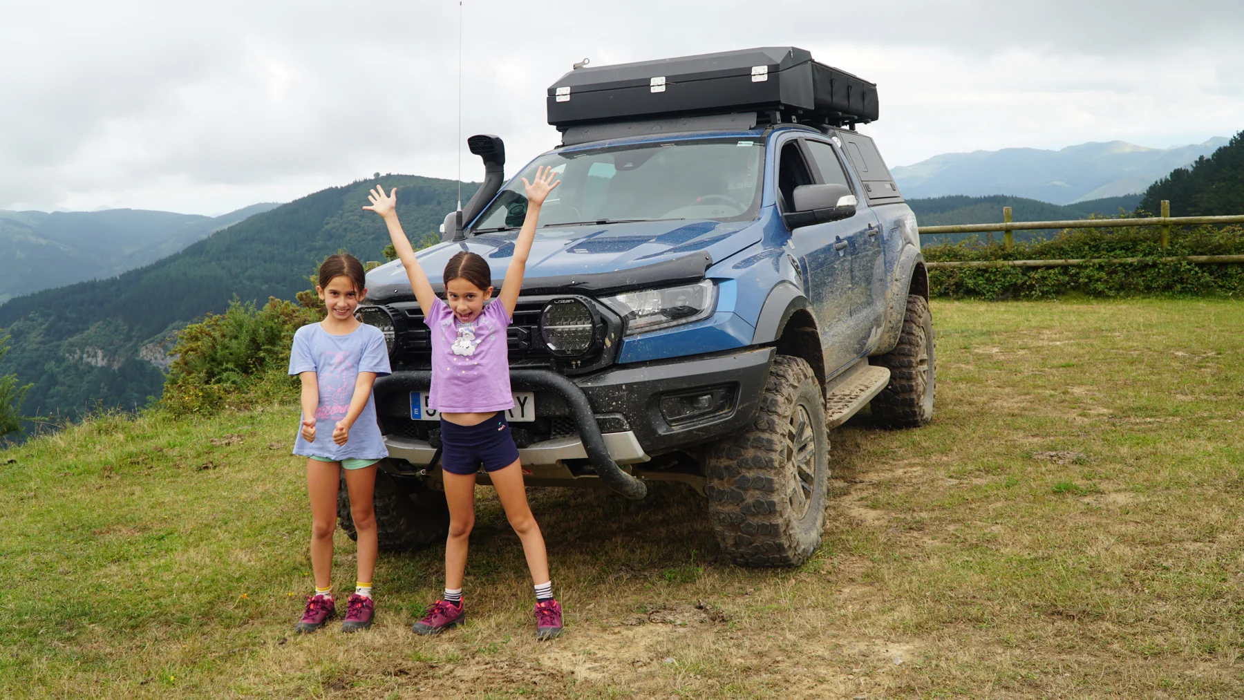 Laia y Emma con el Raptor durante el viaje