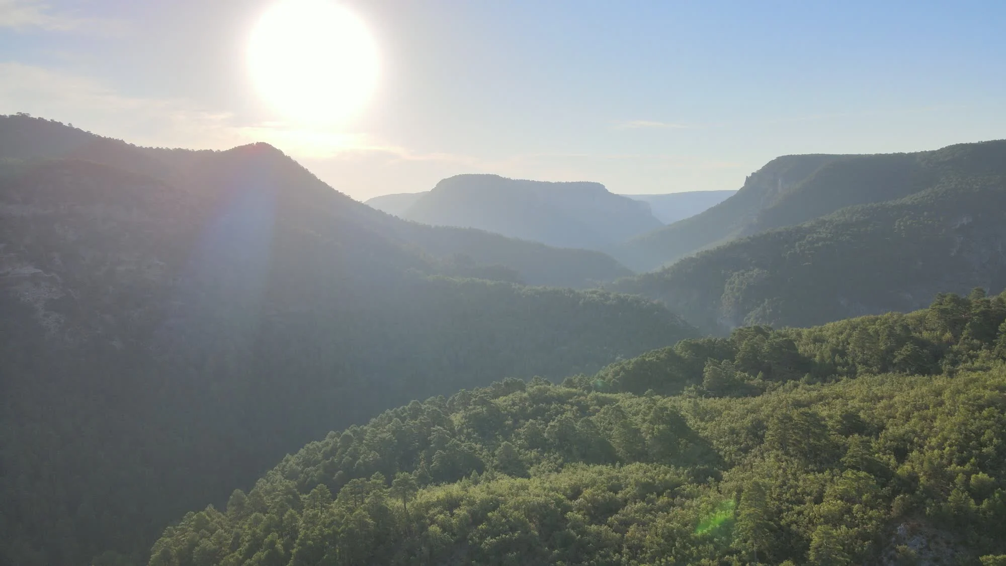 Montañas y bosques de la Serranía de Cuenca al atardecer
