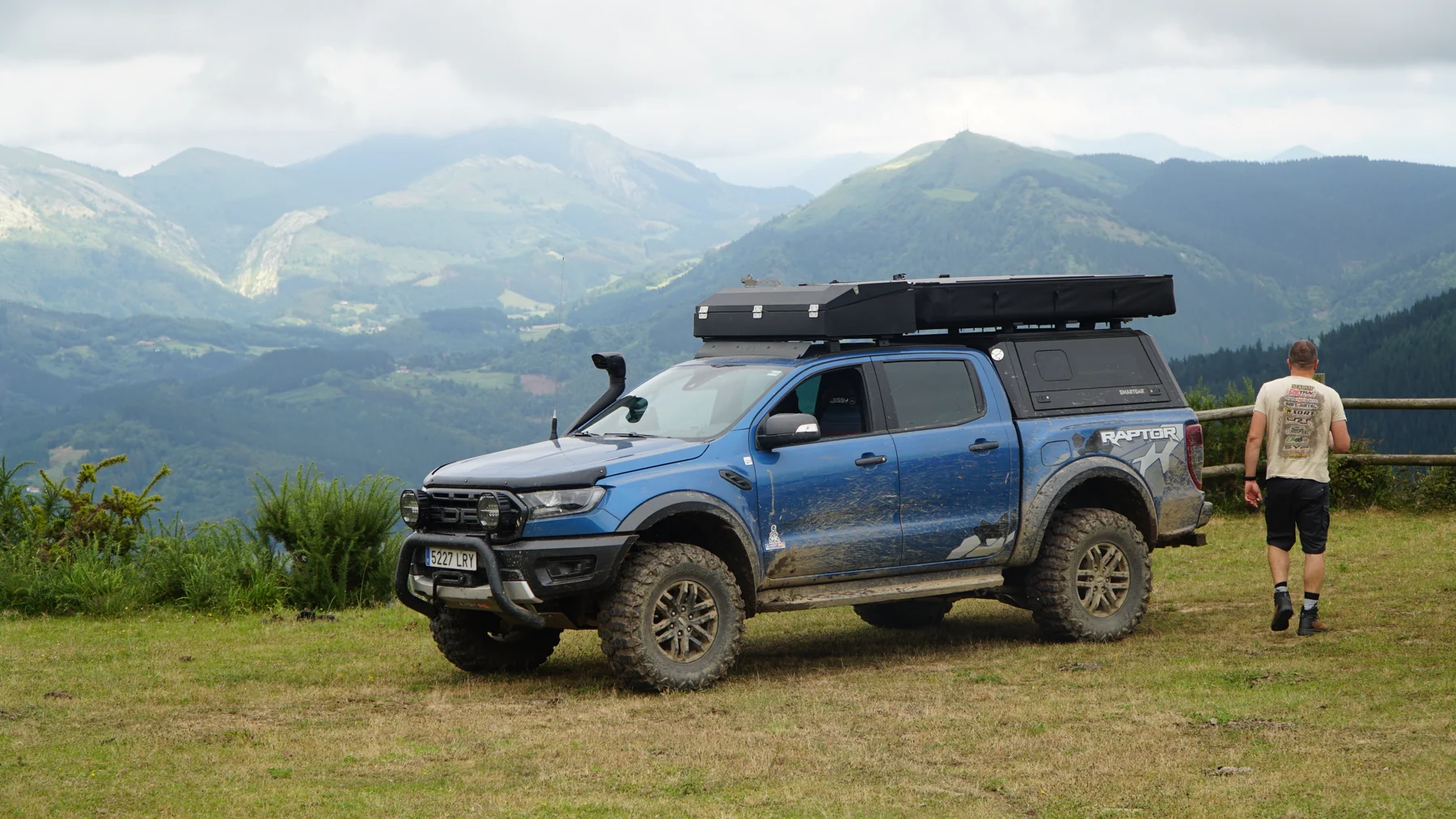 El Ford Ranger Raptor de Peuaterra en un paisaje de montaña