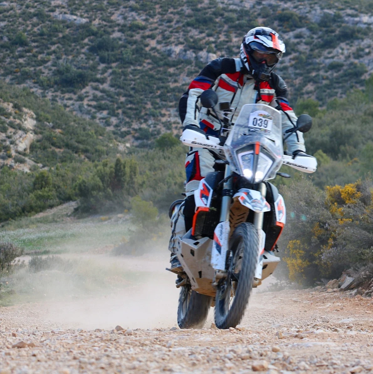 Ruta de moto trail con nuestra KTM, con el piloto equipado con casco