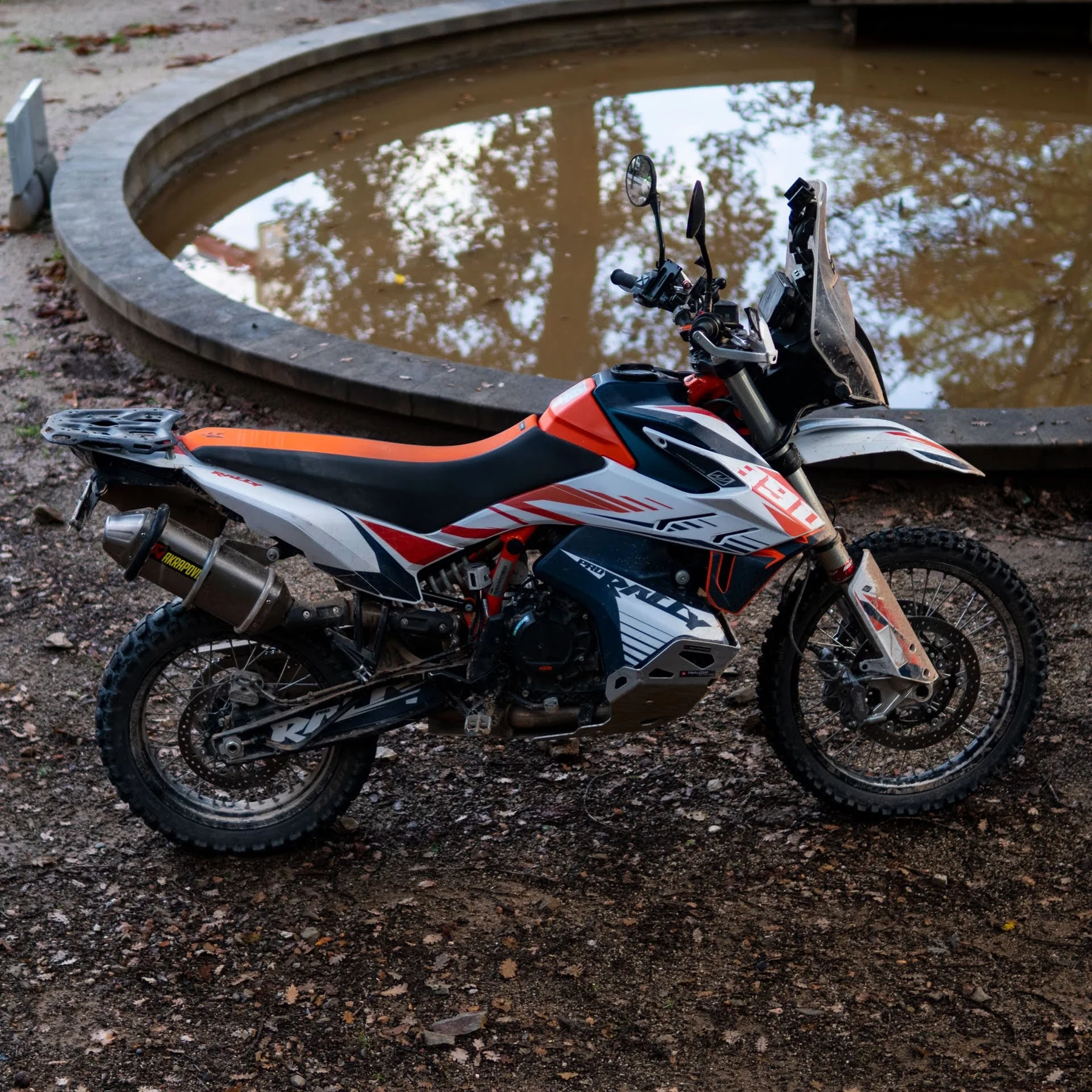 Nuestra KTM preparada para explorar entre árboles