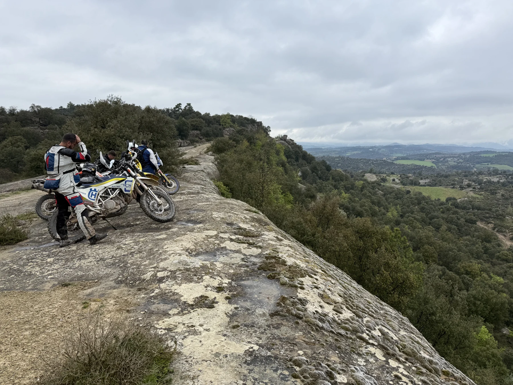 Motos trail en un mirador sobre el paisaje