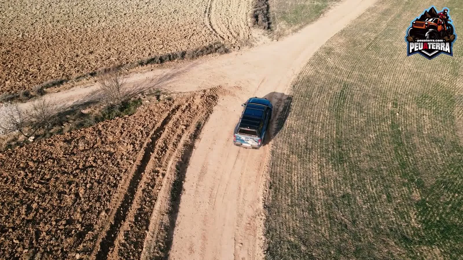 Nuestro 4×4 recorriendo una pista de Baja Aragón