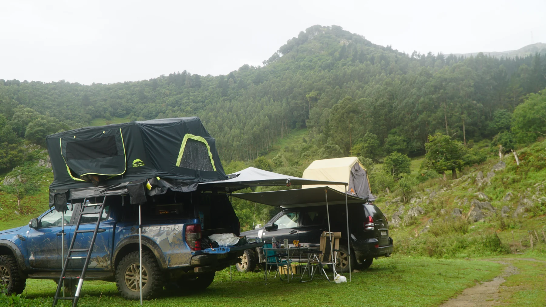 El campamento con nuestra tienda de techo abierta junto al Raptor